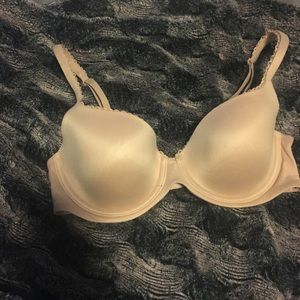 Body by Victoria’s Secret 32D Lightly Lined Bra